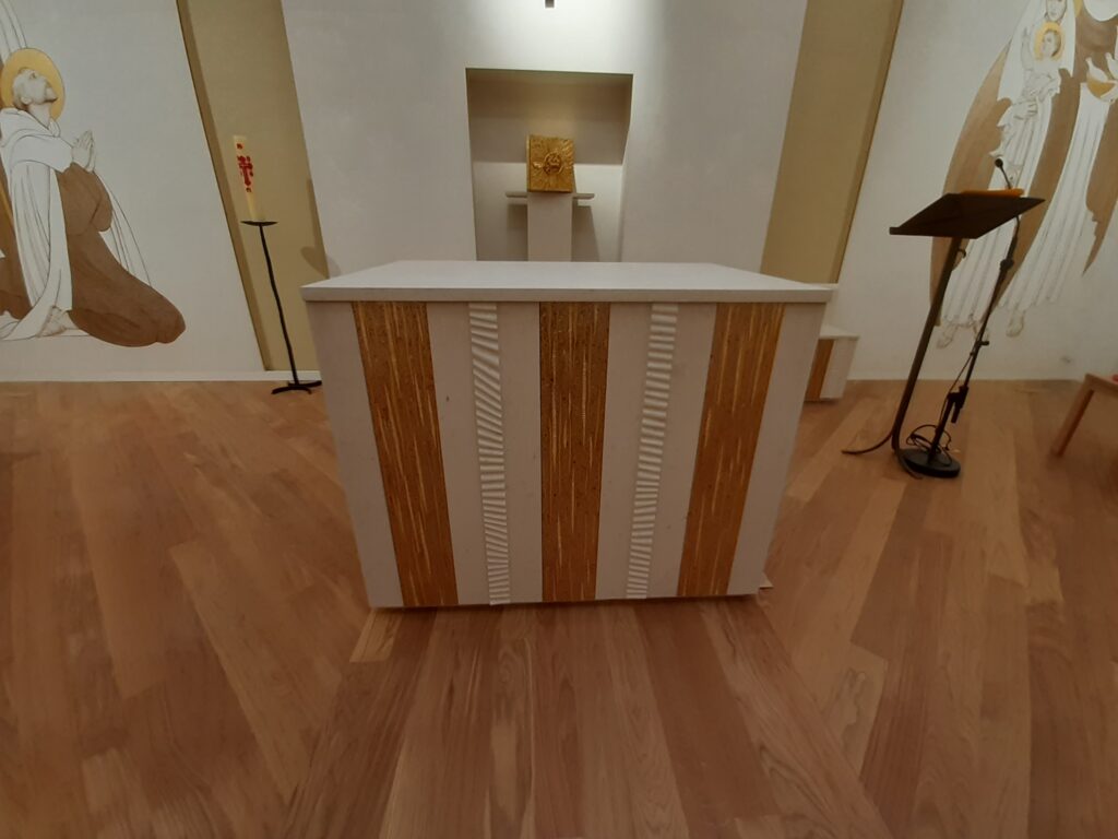 Taille et pose d'un mobilier liturgique en pierre naturelle de Bourgogne (Massangis roche jaune claire)
